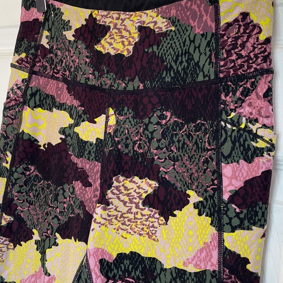 Calvin Klein Size Medium Camouflage Patterned Leggings - Picture 3 of 9